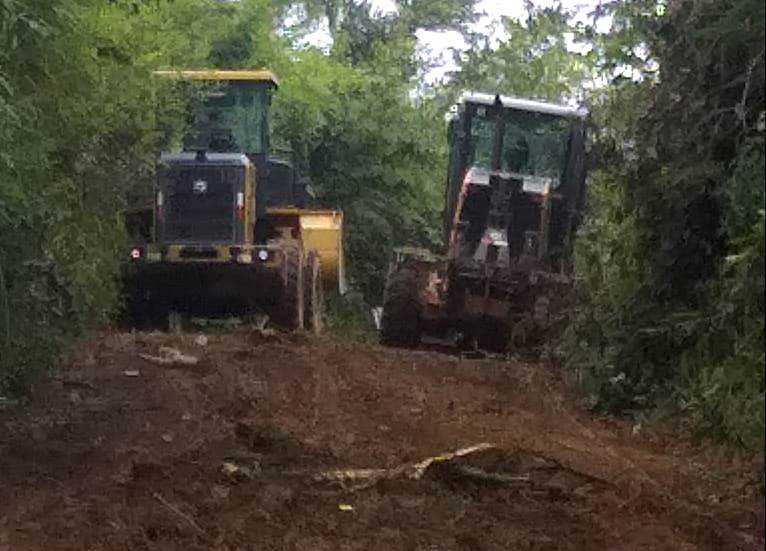 Camacã: Prefeito Paulo do Gás acompanha a recuperação da estrada do Km 2